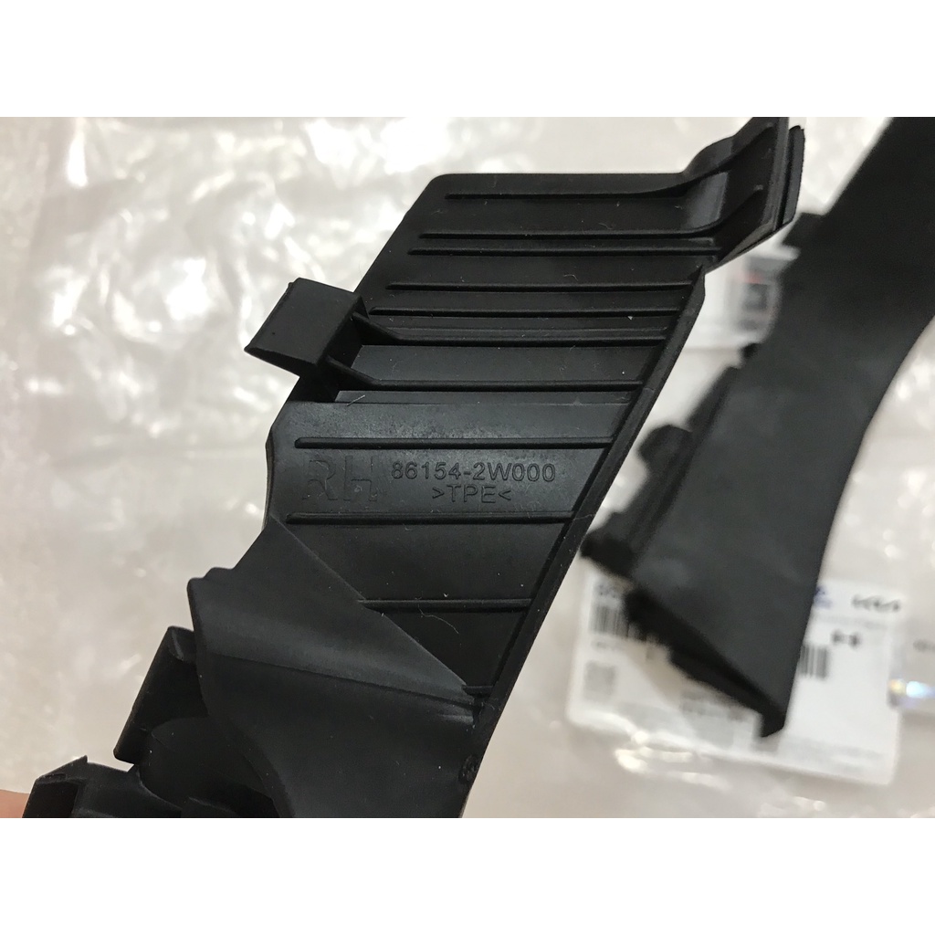 Ốp góc chân kính chắn gió SANTAFE 2012 - 2018