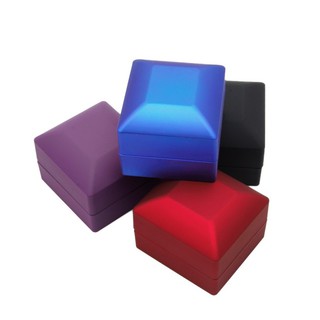 Hộp nhẫn đính hôn có đèn LED độc đáo