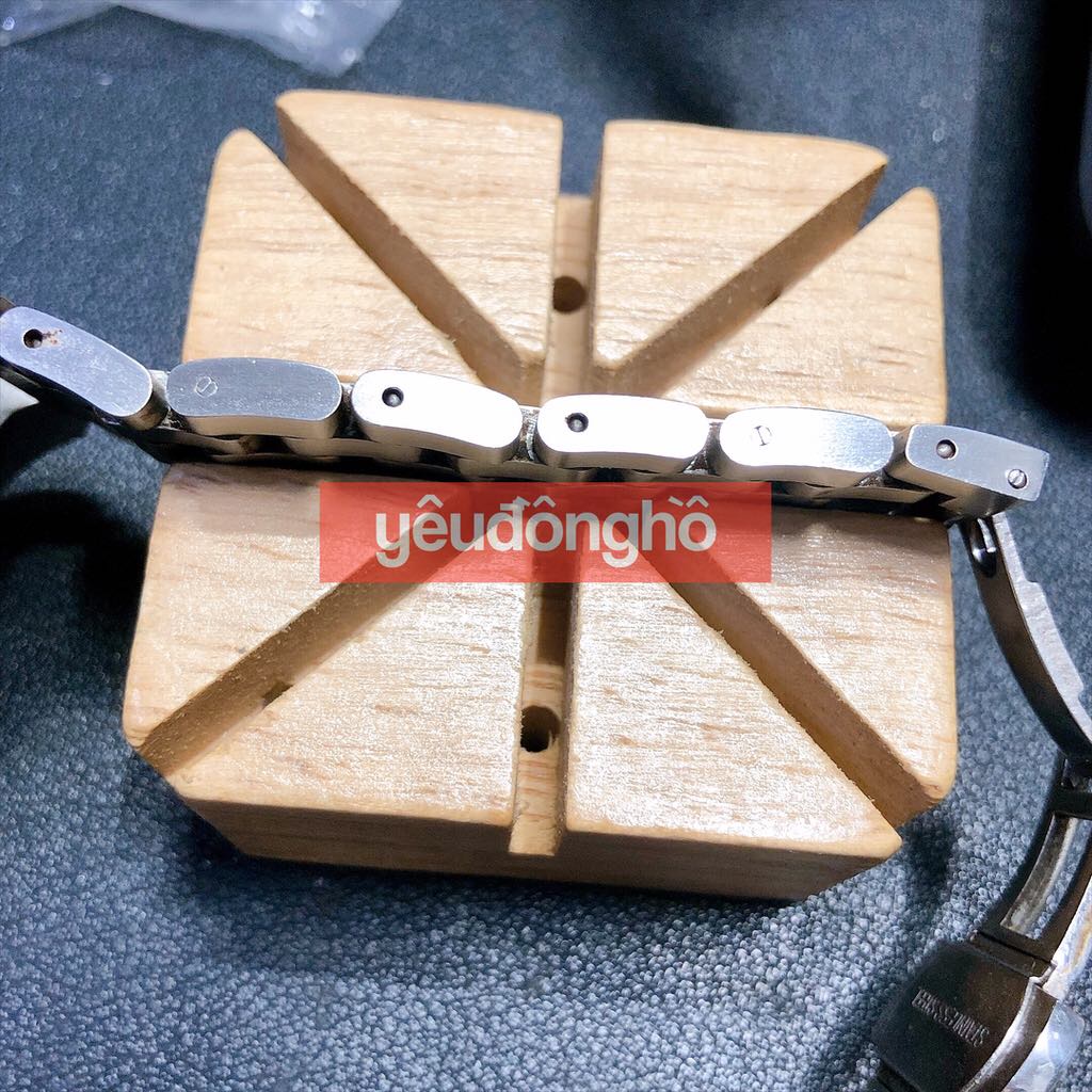 Cục đe bằng gỗ dùng để giữ dây đồng hồ khi tháo mắt rất tiện lợi