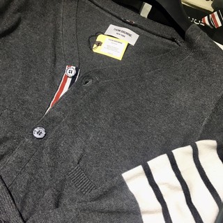 TB - ÁO LEN DỆT KIM NAM NỮ CARDIGAN CASHMERE, XÁM 4 SỌC TRẮNG, ĐỦ TAGS, CỜ SAU GÁY, CAO CẤP, MENSWEAR WOMENSWEAR CARDIGA