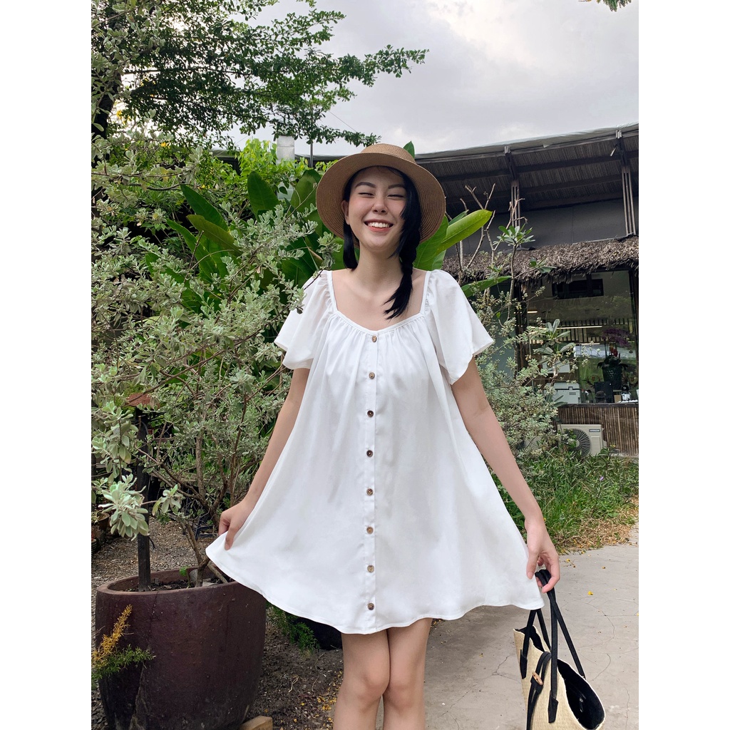 Đầm xoè baby doll LASSY DOLL DRESS nút gỗ màu trắng