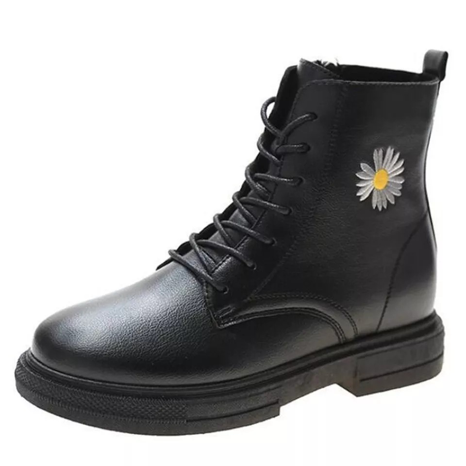 [Mã FASHIONGREEN15 giảm 10% tối đa 30k đơn từ 99k] Boot Nữ Da Dây Buộc Thêu Hoa Cúc Chữ Ký (Không Khóa Kéo) | BigBuy360 - bigbuy360.vn