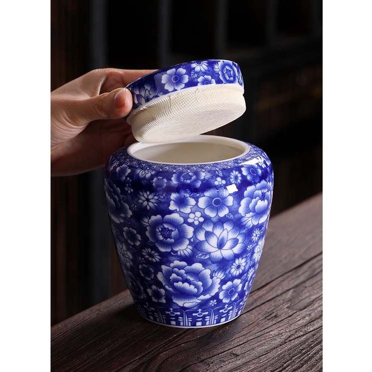 Hũ, Bình đựng trà bằng sứ trắng Cảnh Đức men lam Hoa Mẫu Đơn dung tích 800 ml