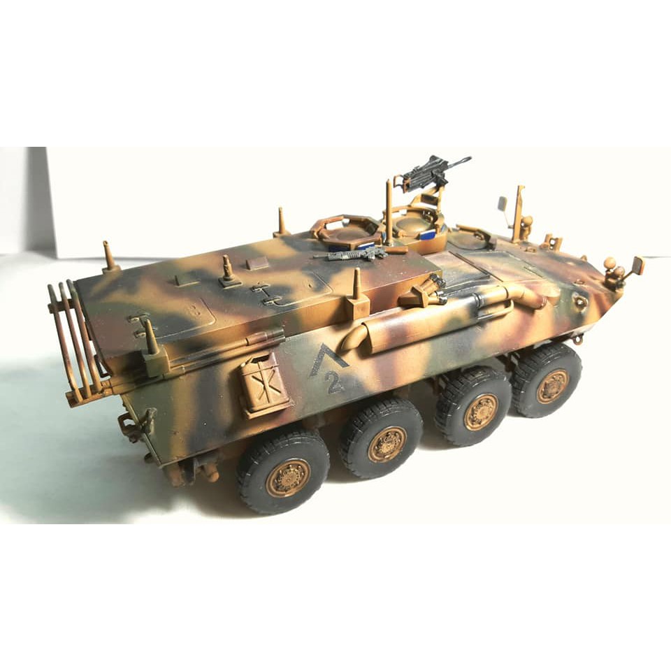 Mô hình xe thiết giáp LAV phiên bản US Army Command của Quân đội Mỹ với camo sa mạc.