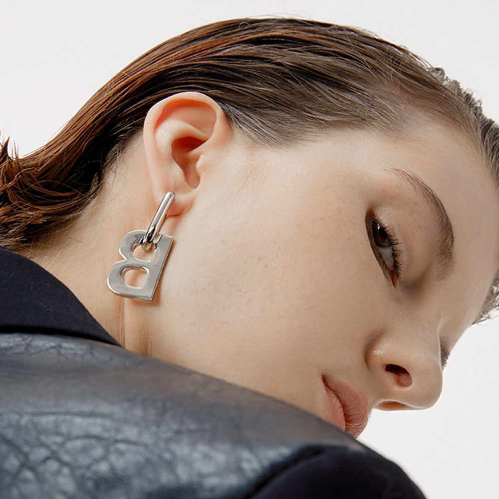 Khuyên tai hình chữ B thời trang cá tính cho nữ