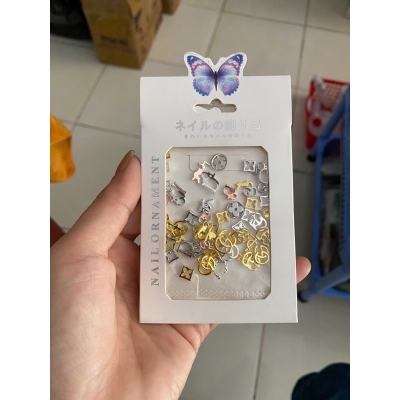charm mix lv trang trí móng
