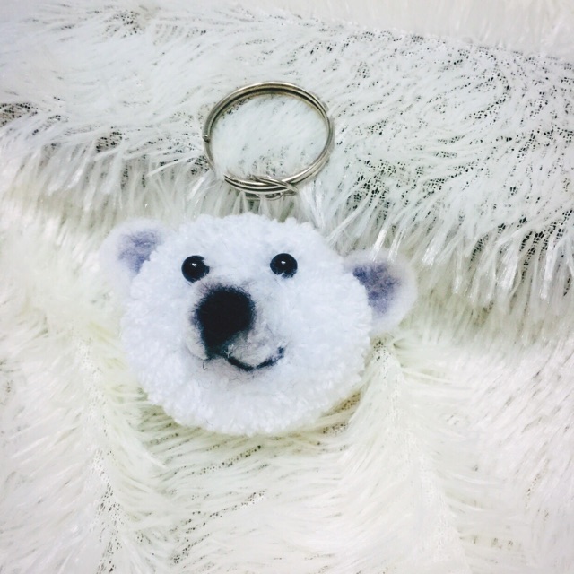 Móc chìa khoá hình gấu Bắc Cực làm handmade từ len