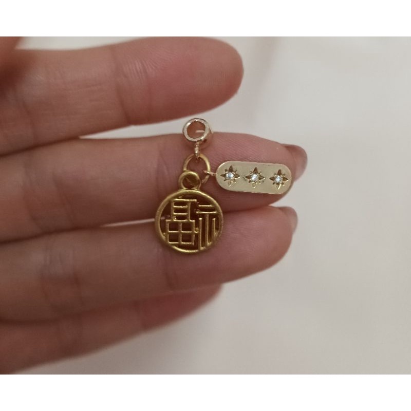 Charm ống lùa chặn hạt xâu vòng cao cấp hình thẻ bài đồng tâm chữ phíc bình an may mắn không đen không bay màu