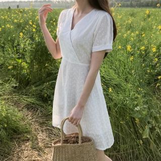 Váy trắng xô thái đắp chéo