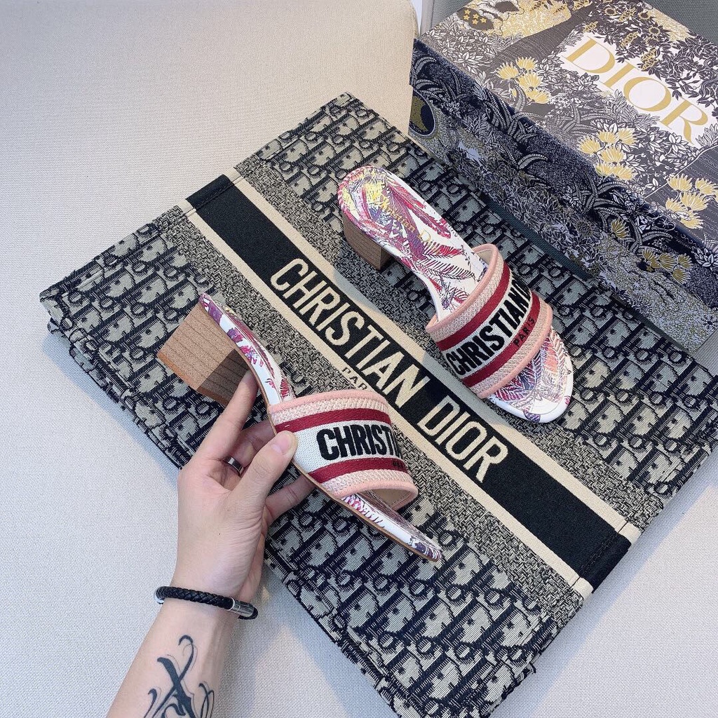 Dép Sandal Gót Vừa Dày Vừa Thêu Chữ d Bằng Da Phong Cách Mùa Hè 2021