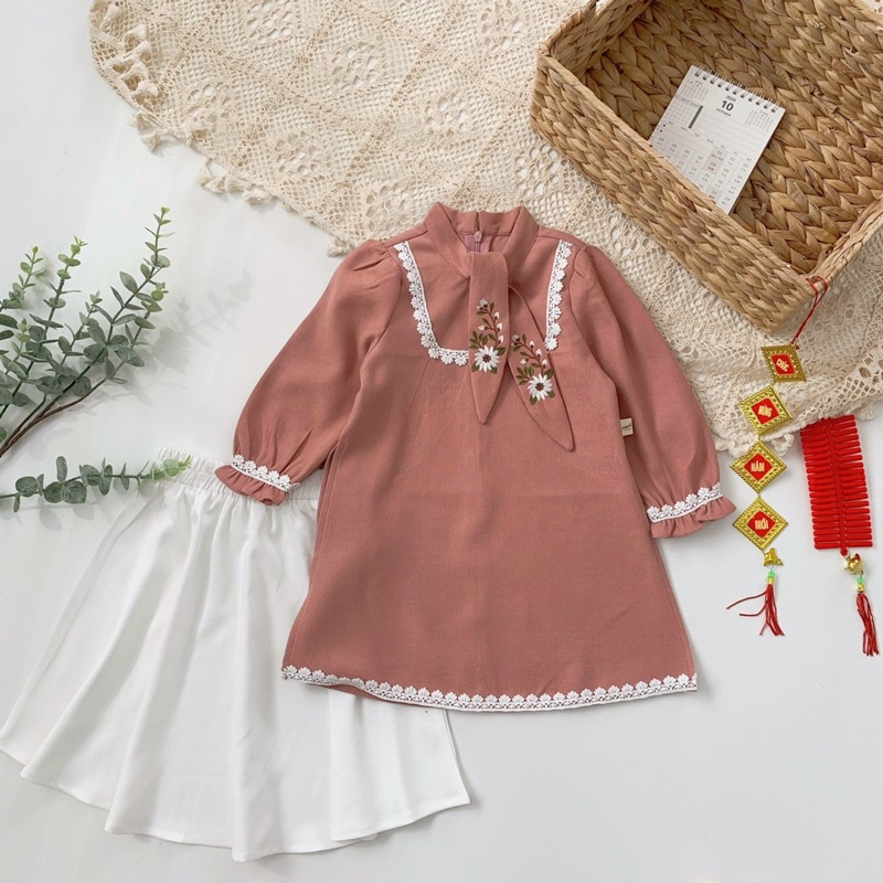 Áo dài Beemo nơ cổ thêu hoa chất liệu nhung tăm mềm mại cao cấp cho bé 10-23kg-21B055