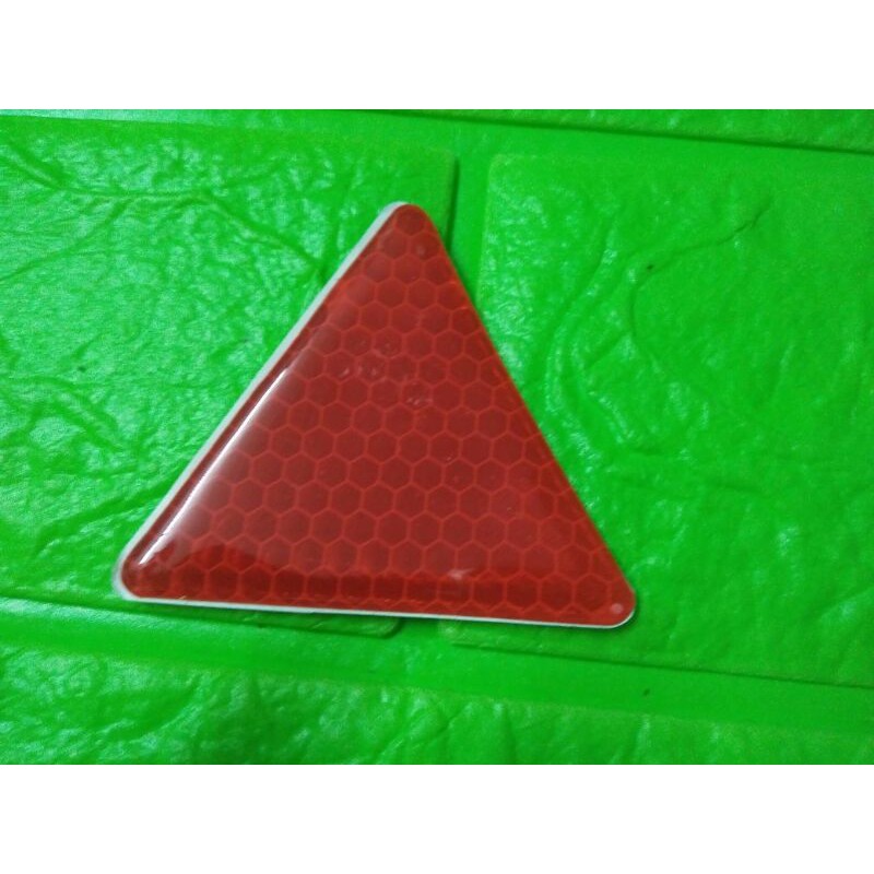 Bộ tem nổi tam giác màu đỏ phản quang dán đuôi xe