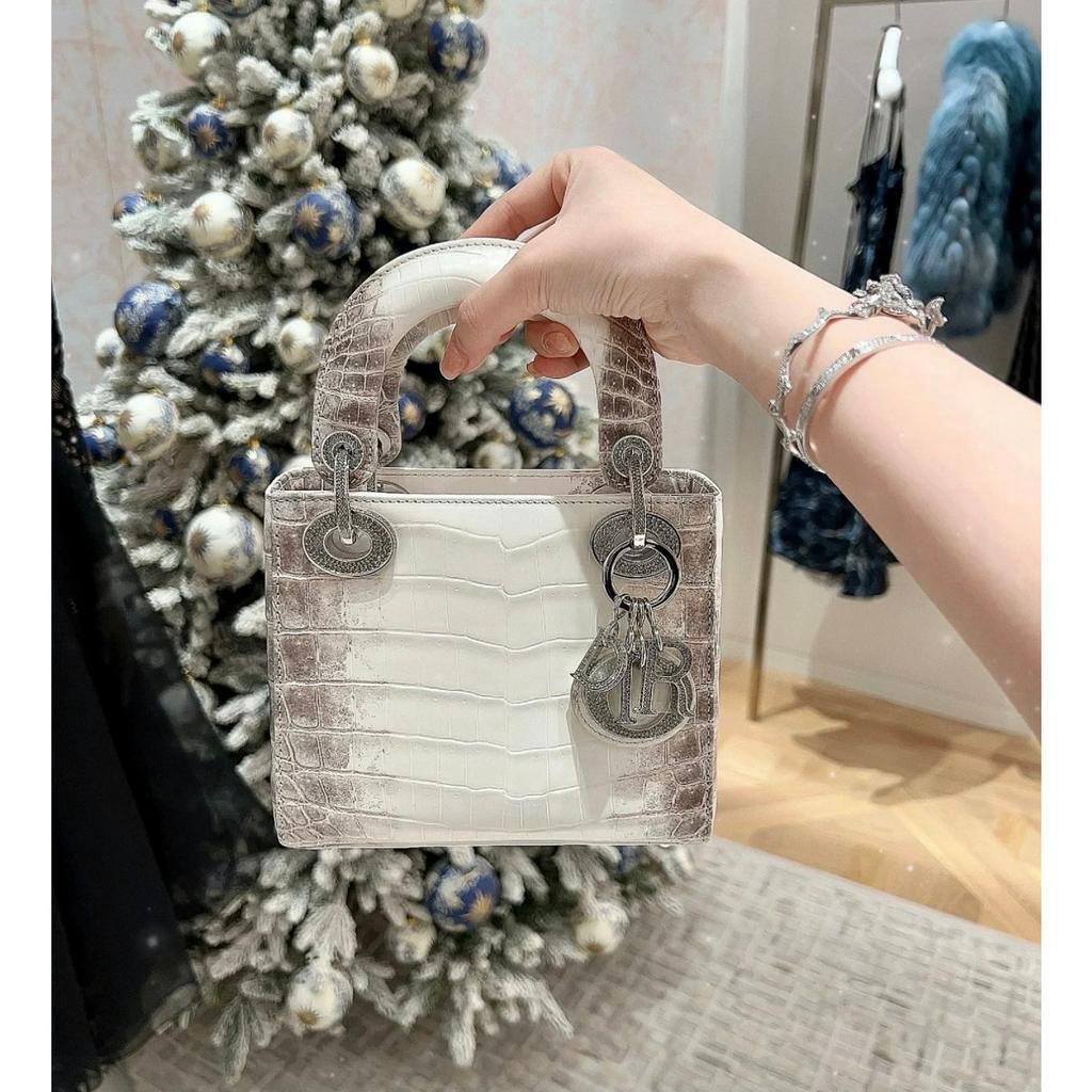 TÚI CD LADY BẠCH TẠNG TAG ĐÍNH ĐÁ SZ17