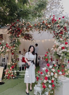 Váy ren trắng nơ đen