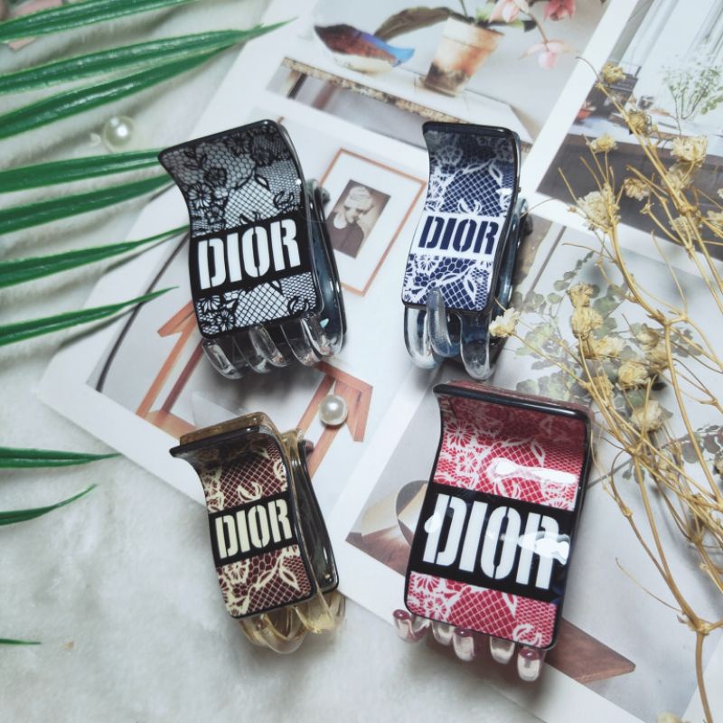 kẹp càng cua in chữ Dior