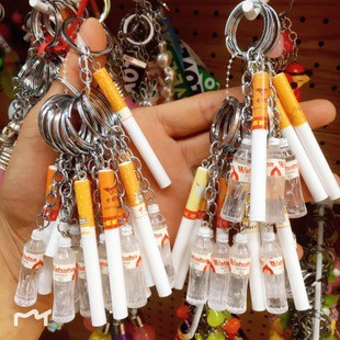- Móc khóa chai nước và điếu thuốc có dây treo điện thoại