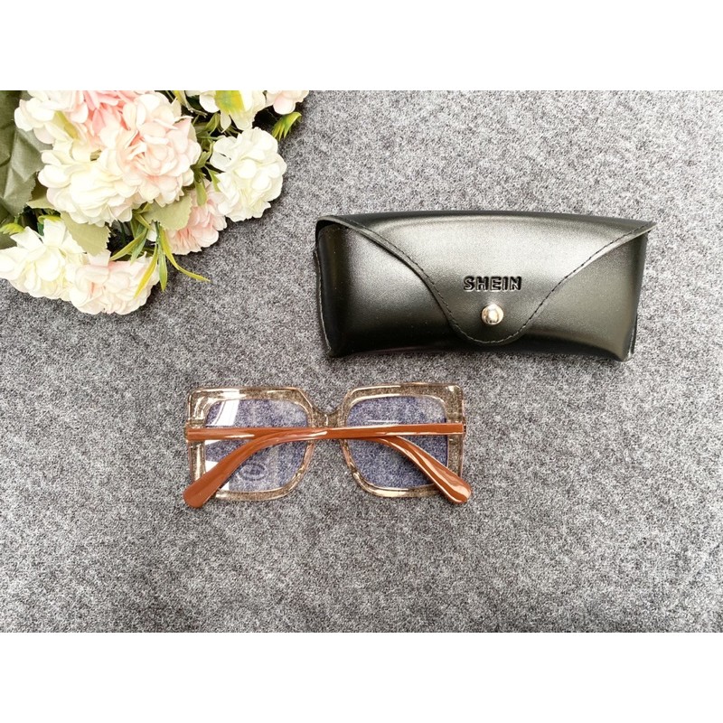 Kính Trắng chống ánh sáng Xanh Shein sang sịn mịn ạ, Có Mail mua hàng tại web của hãng.