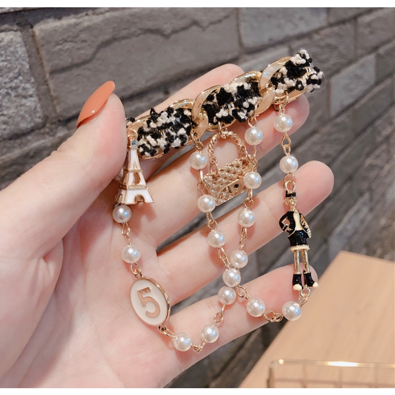 Madam Dzi Cài Áo Huy Hiệu