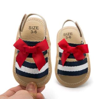 Sandal tập đi gắn nơ xinh sắn cho bé gái