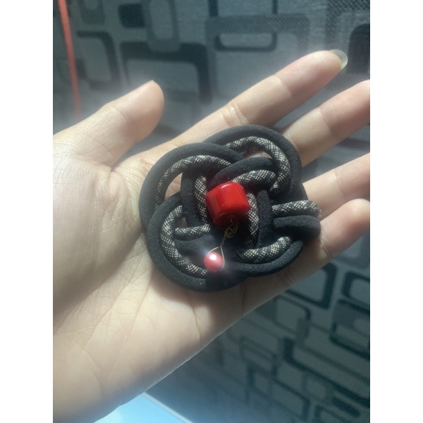 Cài áo vải phối hạt San hờ ô đỏ siêu bóng đẹp và to Ms:970