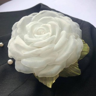 Cài áo hoa hồng voan trắng