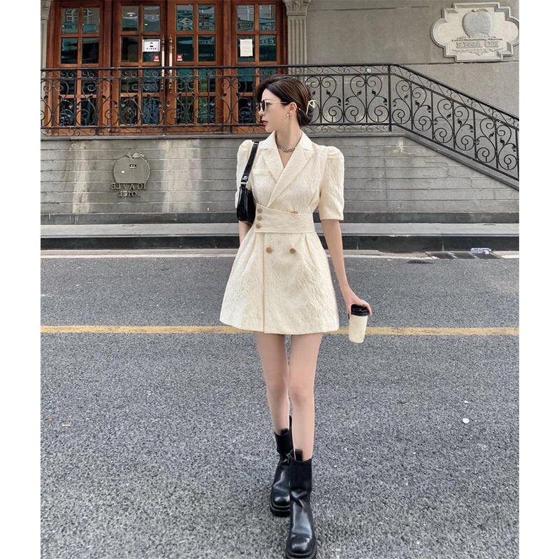 [hàng QC] Váy trắng cổ nhún phối nút chất gấm xốp họa tiết dập nổi | BigBuy360 - bigbuy360.vn