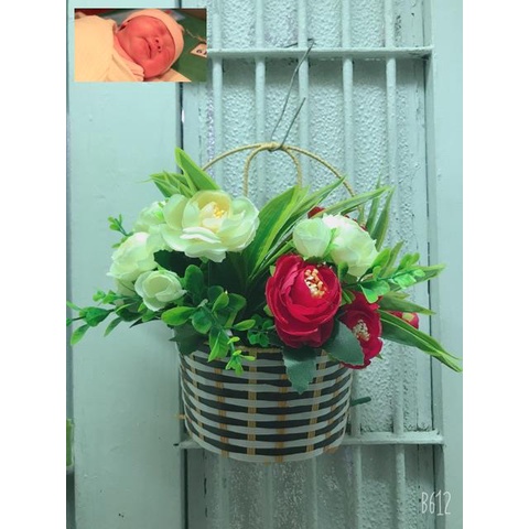 Giỏ mây cắm hoa treo tường