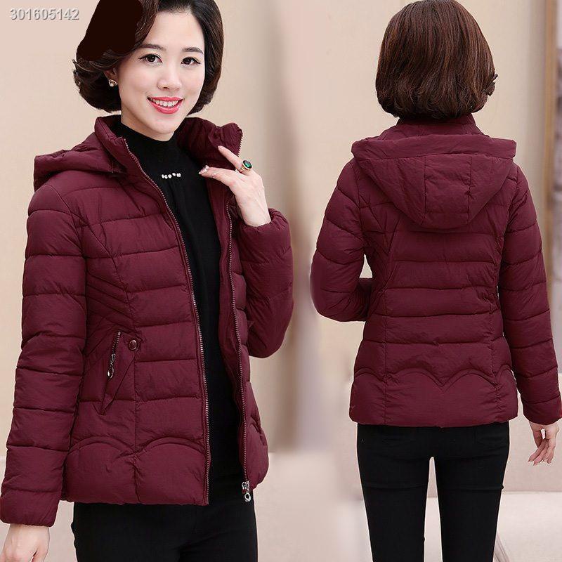 Áo khoác phao cotton dày dặn dáng ôm phong cách mùa đông cho phụ nữ trung niên 50 tuổi