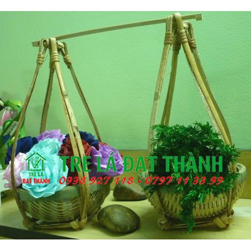 Quang gánh tre trang trí giá rẻ cho nhà hàng quán ăn, gồm 2 thúng 1 đòn, 2 giắng gánh