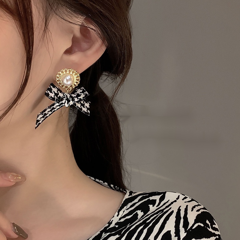 Khuyên tai đính đá sang trọng thời thượng 2023 cho nữ