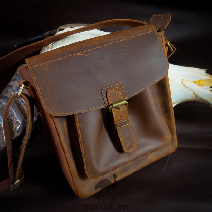 Túi đeo chéo da bò nam cao cấp | Messenger bag basic 10.5in | Manuk leather (Túi da Ipad)