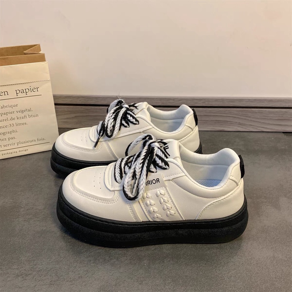 Giày thể thao nữ đế độn siêu xinh với thiết kế phối màu đen trắng cực kì nổi bật và là mắt. Giày Jer