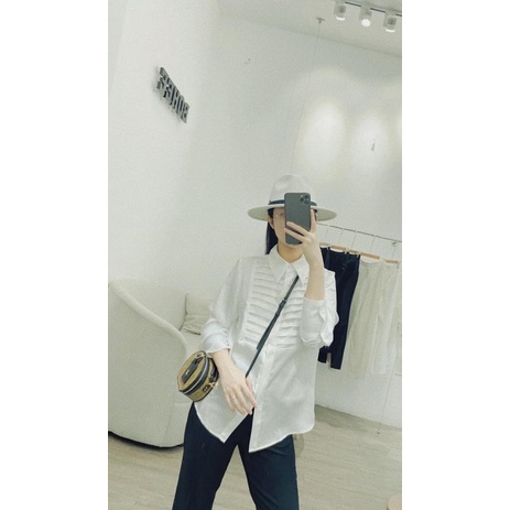 Áo sơ mi trắng xếp ly ngực