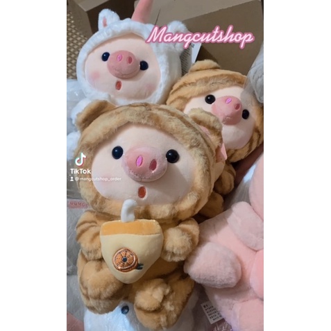 Gấu bông, thú bông heo ôm bình trà sữa mặc quần áo đáng yêu