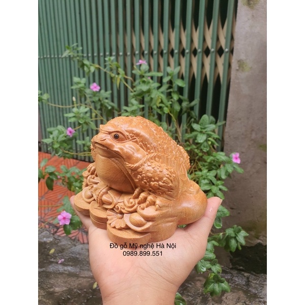 Tượng con cóc ngậm vàng hút tài Lộc gỗ bách vàng