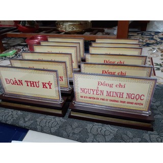 bảng chức danh mica đế gỗ