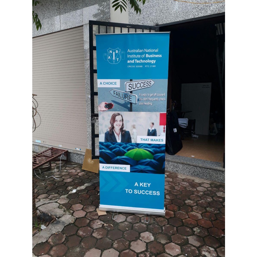 Standee cuốn nhôm cao cấp chân INOX, treo banner quảng cáo tại các siêu thị, cửa hàng, hội nghị