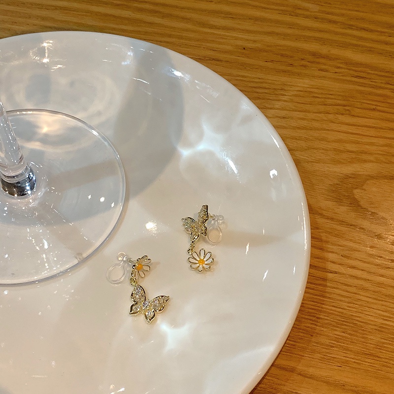 Khuyên Tai Dáng Dài Không Đối Xứng Hình Hoa Cúc Và Bướm Pha Lê Ngọt Ngào Cao Cấp Thời Trang