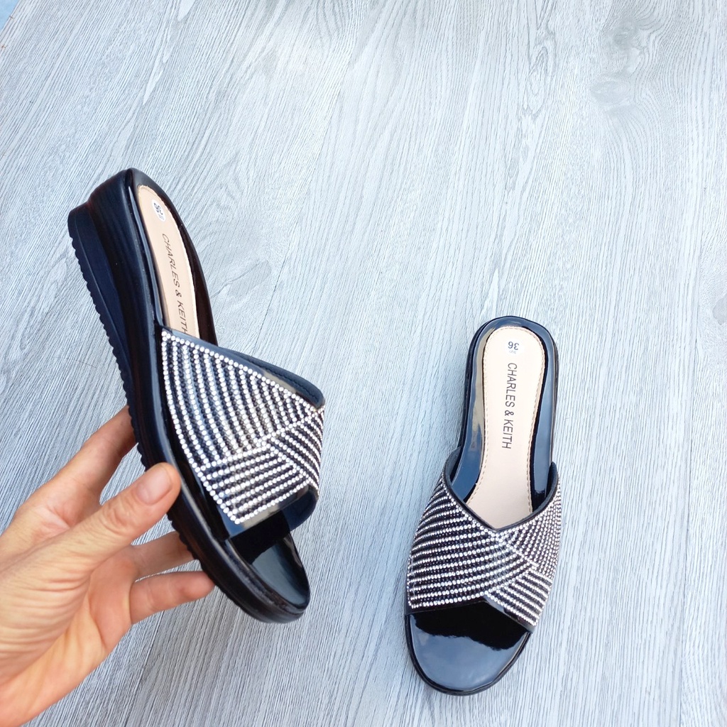 Dép thời trang trung niên đá sang trọng