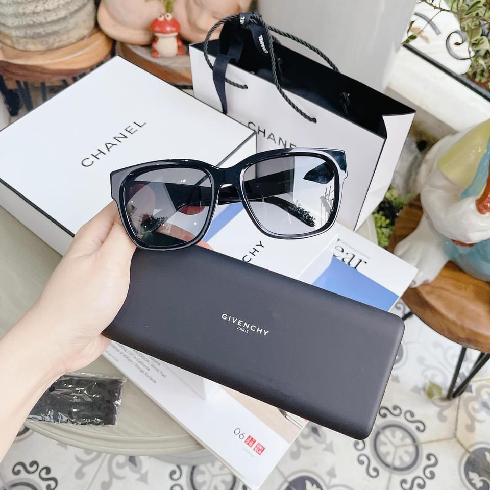 Kính mát Givenchy dáng vuông, gọng đen GV7211/G/S 8079O