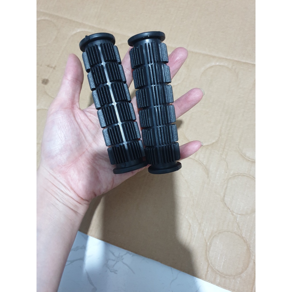 CẶP CAO SU BỌC GHI-ĐÔNG TAY LÁI MÁY CẮT CỎ . PHI 16 - 19