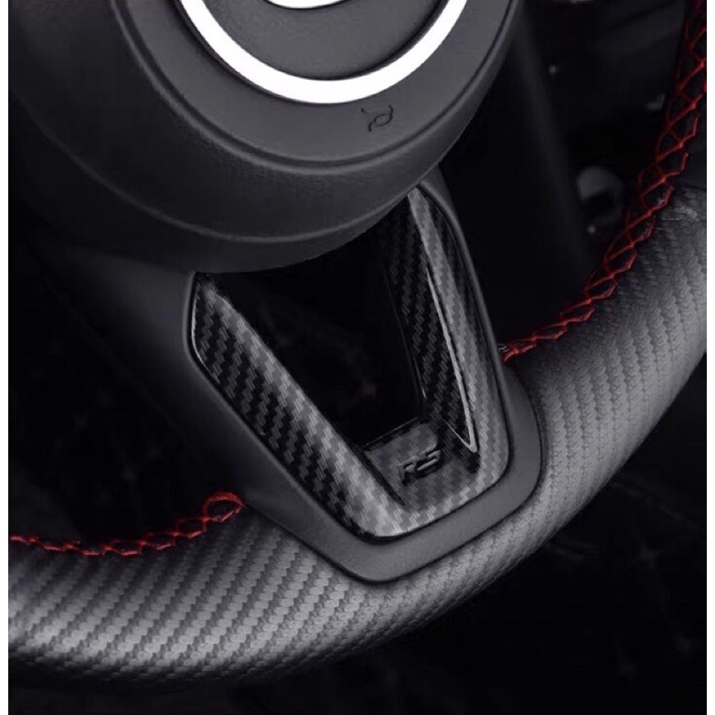 Ốp vân carbon chữ V trên vô lăng mazda