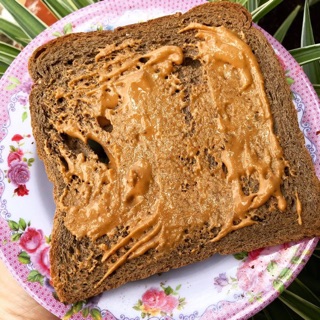 Combo bánh mì đen và bơ lacj