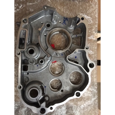 Vách Máy ( Thân Máy ) Phải Dream, Wave 100 (Nhỏ), Wave 100 Honda ( 11100GB6911 )