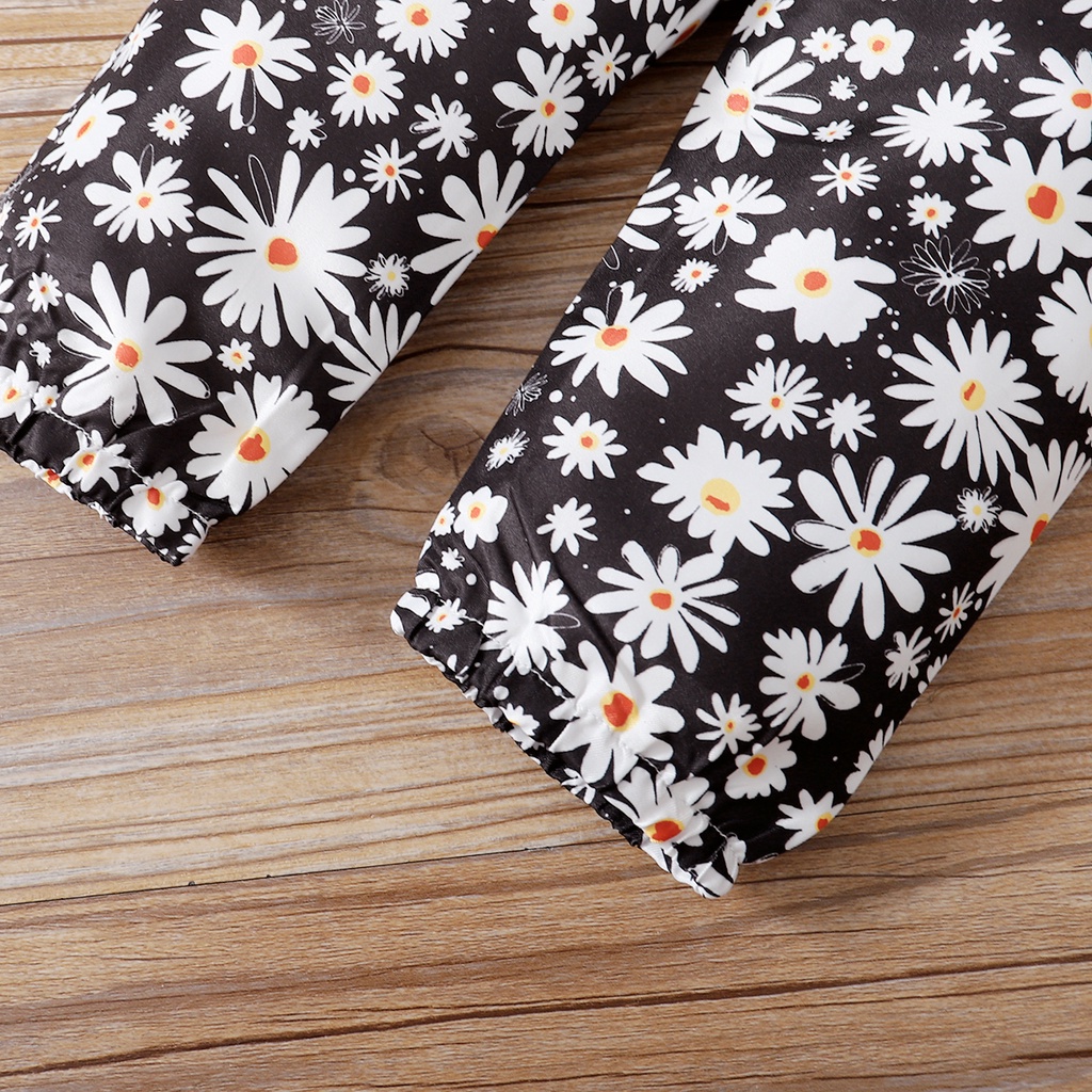 Bộ đồ Mikrdoo áo liền quần màu hồng tay dài hoạ tiết chữ và quần hoa xinh xắn cho bé yêu