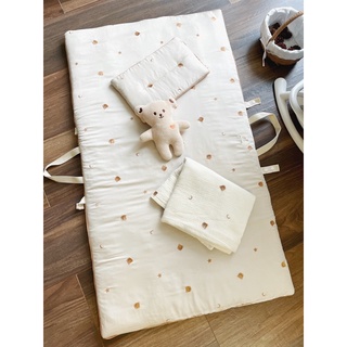 SET ĐỆM NGỦ GẤP GỌN 80x140cm VÀ GỐI thêu họa tiết cho bé đi mẫu giáo Moon&Mints, chất liệu lụa tencel siêu mượt siêu mát