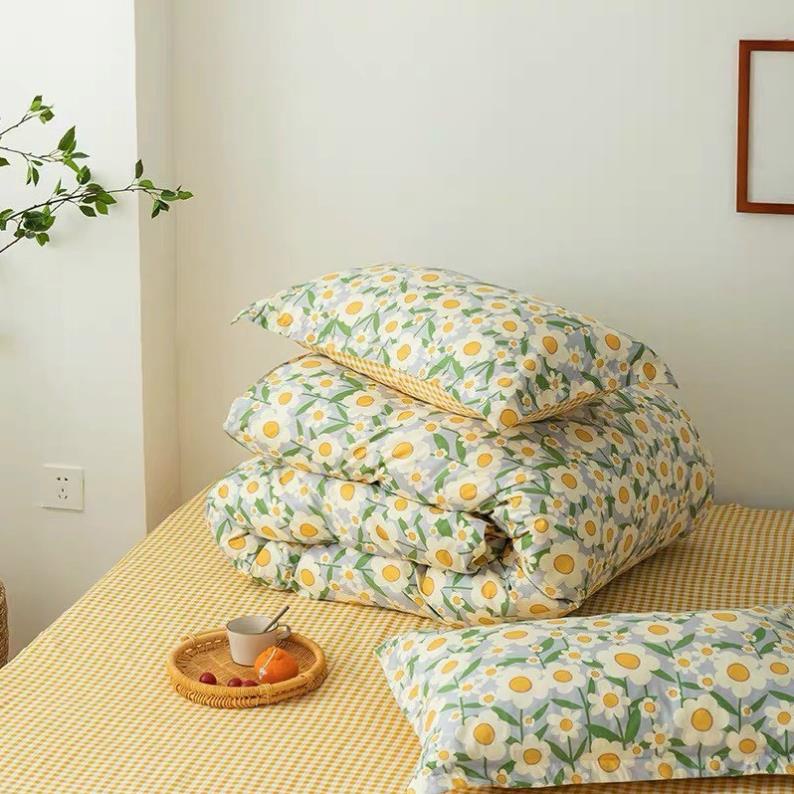 Trọn Bộ 4 Món Thương Hiệu 🌸EVILY🌸 Chăn Ga Gối Mền Cotton Poly-Mẫu HOA TRẮNG NHỊ VÀNG Siêu Xinh