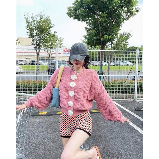 Áo khoác chất len bông cút cánh hoa.