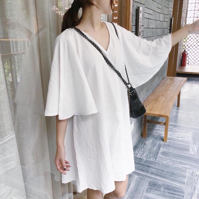 Đầm suông trắng tay loe