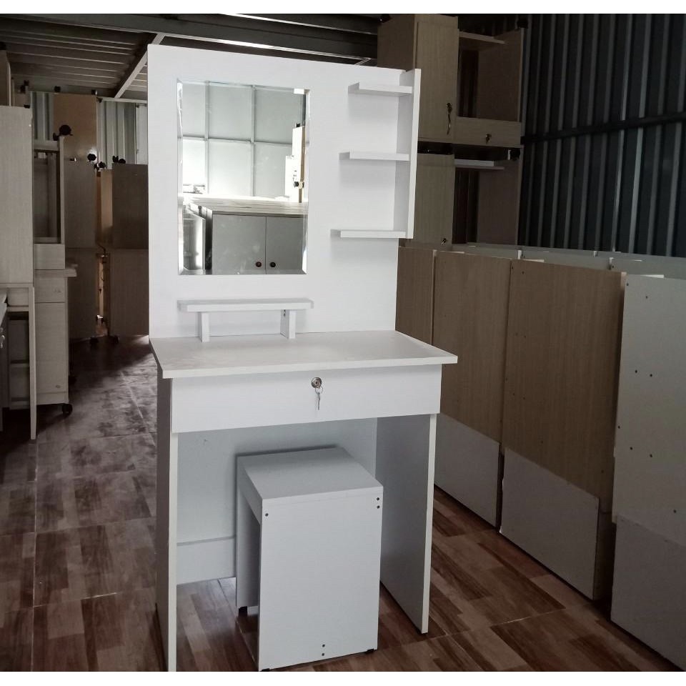 Bàn trang điểm trắng  kèm ghế new 99%